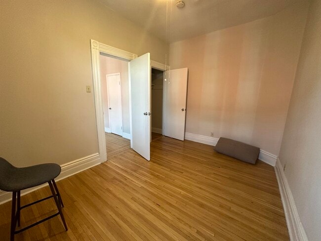 Building Photo - 1042 Park Ave