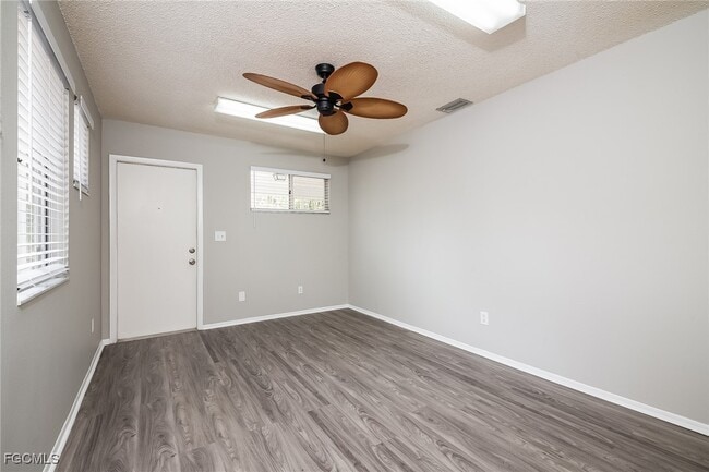 Building Photo - 744 Pineland Ave