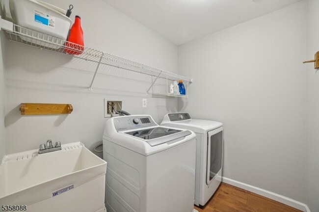 Building Photo - 46 Mayflower Dr