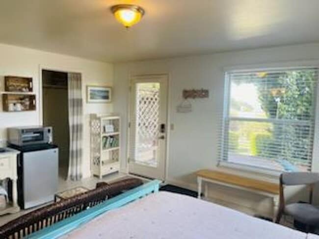 Building Photo - Fully Furnished Studio with Ocean Views!