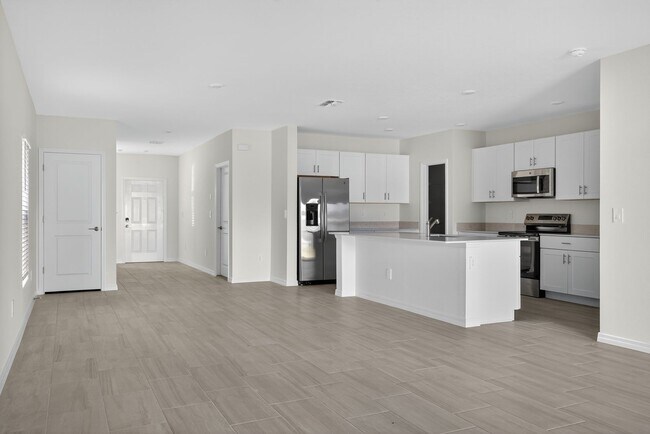 Building Photo - Brand New 6-Bed Available Now!