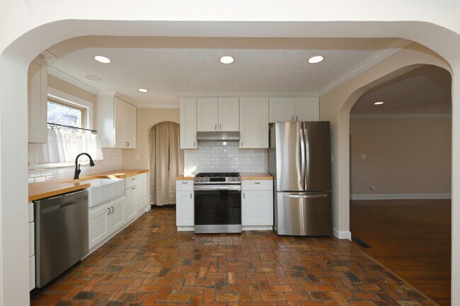 Building Photo - Sweet Cottage Charm with Updated Kitchen, Fenced Yard & Washer/Dryer Included