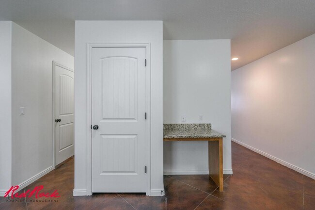 Building Photo - DOG-FRIENDLY 3 Bedroom Townhome with INTERNET INCLUDED!