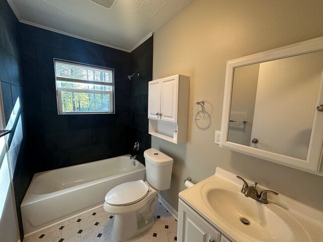 Building Photo - 811 Allen St