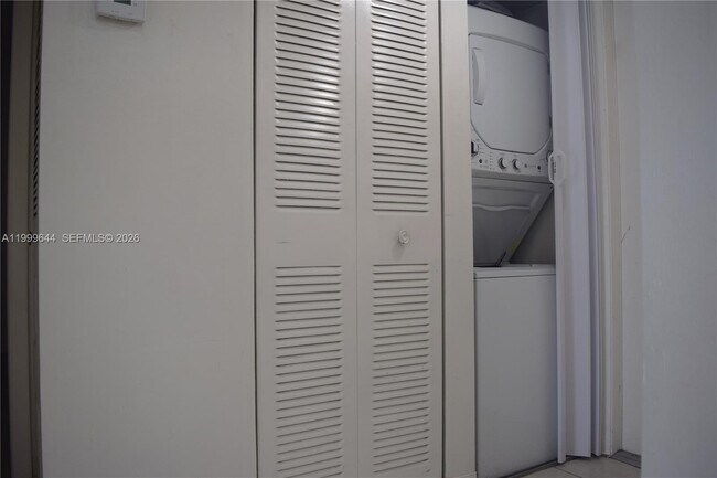 Building Photo - 10013 Winding Lake Rd