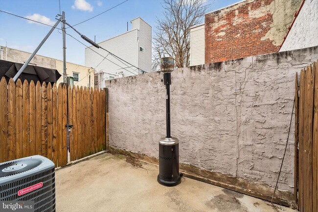 Building Photo - 2528 E Albert St