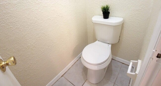 Building Photo - Beautiful  Remodeled First Floor 2/2 Condo...