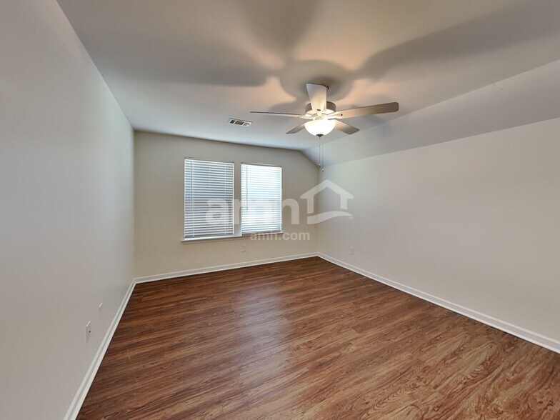 Building Photo - 168 Landsdown Xing