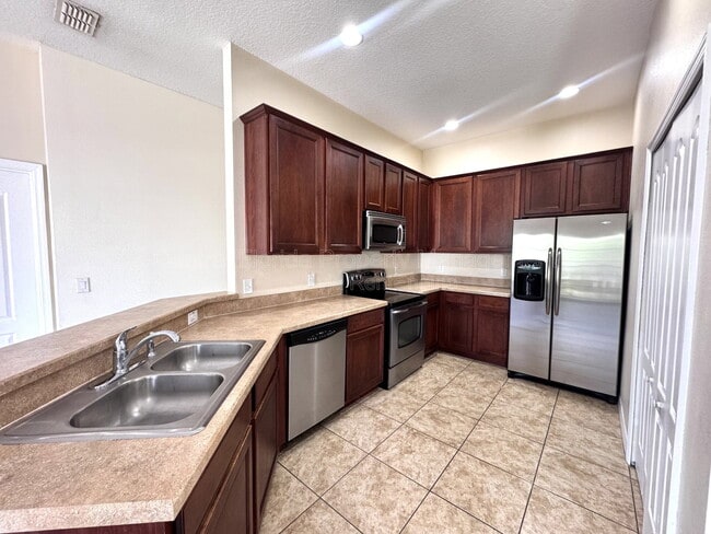 Building Photo - 1985 Estancia Cir