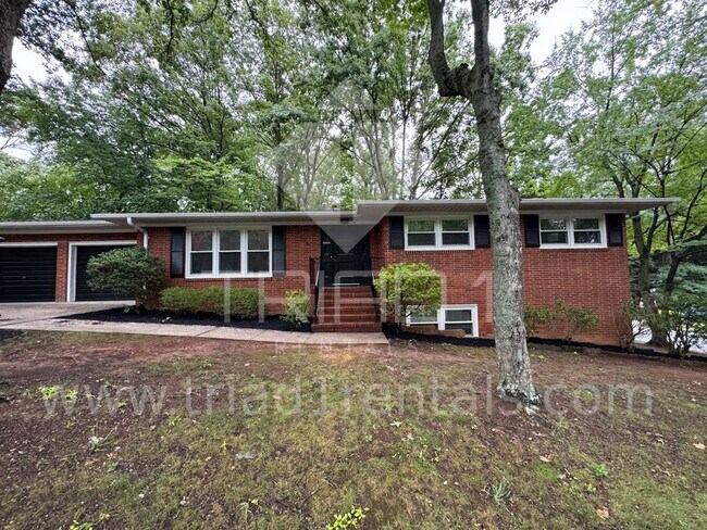 Building Photo - 2205 Hathaway Dr