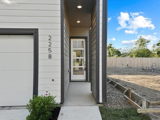 Building Photo - 227 Noras Ln