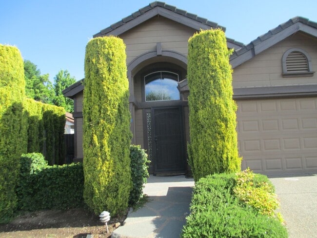 Building Photo - Charming home on quiet court in Olympus Pointe.