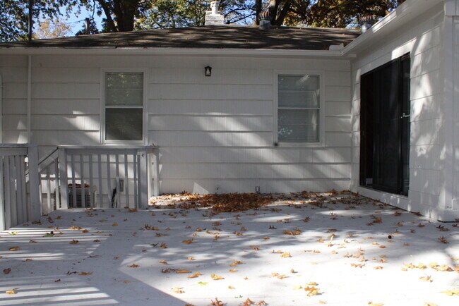 Building Photo - Spacious 4 bedroom and 2 bath with a very ...