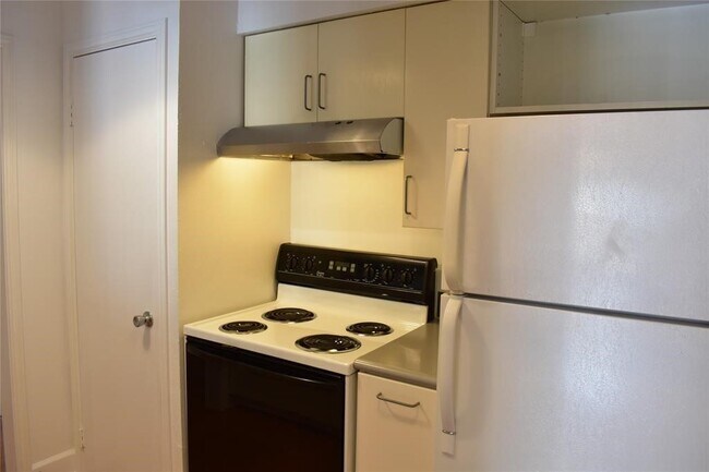 Building Photo - 2425 Underwood St