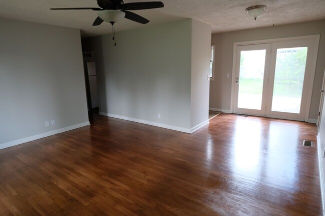 Building Photo - 3 Bed 1.5 Bath home on quiet street with g...