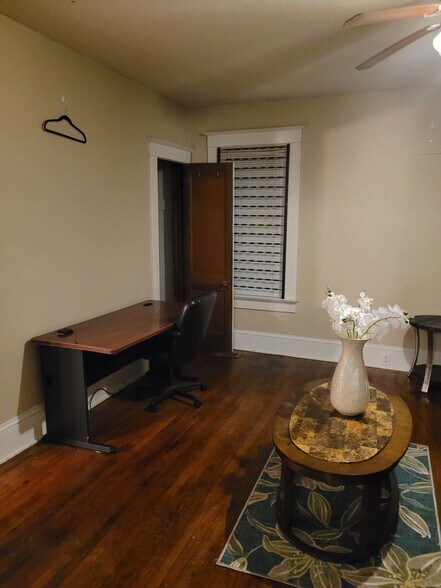 Bedroom with desk - 2763 Vineville Ave