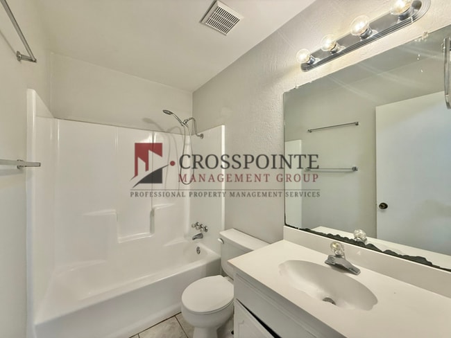 Building Photo - Charming 2 Bed, 1 Bath Duplex!