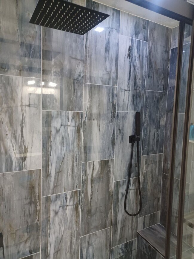 Building Photo - 5605 SW 12th Ave