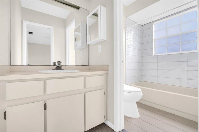 Building Photo - 1526 Chateaux De Ville Ct