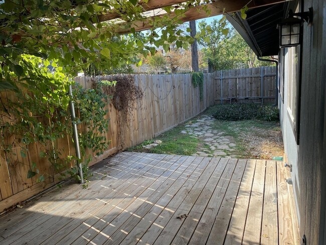 Building Photo - 1105 Inland Greens