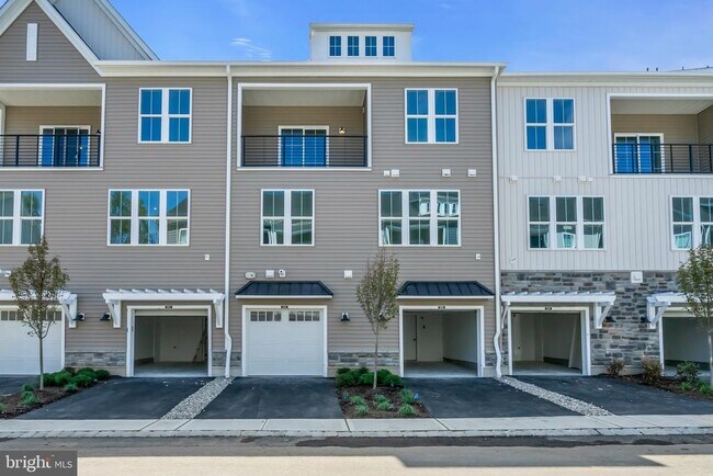 Building Photo - 8102 Donatello Dr