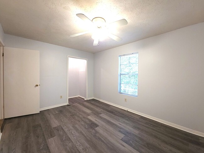 Building Photo - Welcome to this charming 3 bedroom, 2 bath...
