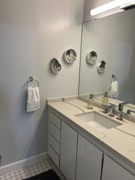 Building Photo - 150 Lombard St