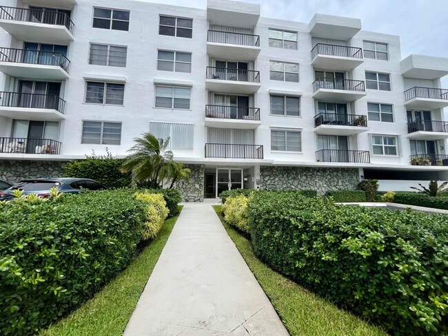 Building Photo - 301 Croton Ave