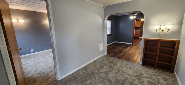 Building Photo - Spacious 3 Bedroom, 1 Bathroom with bonus ...