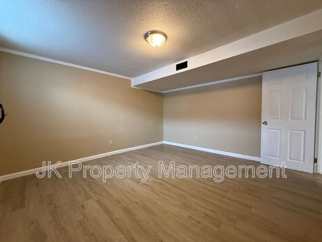 Building Photo - 528 21st Ave NE