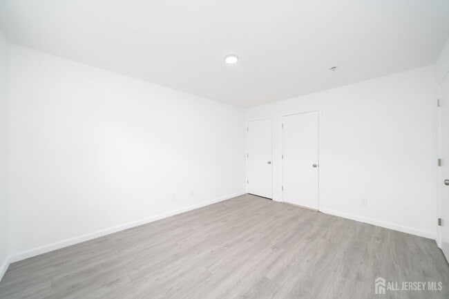 Building Photo - 392 College Dr