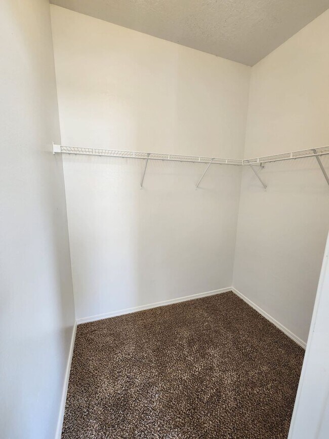 Building Photo - Amazing, Large 3 Bedroom Home in Southwest Albuquerque. Refrigerated Air, 2 Car Garage