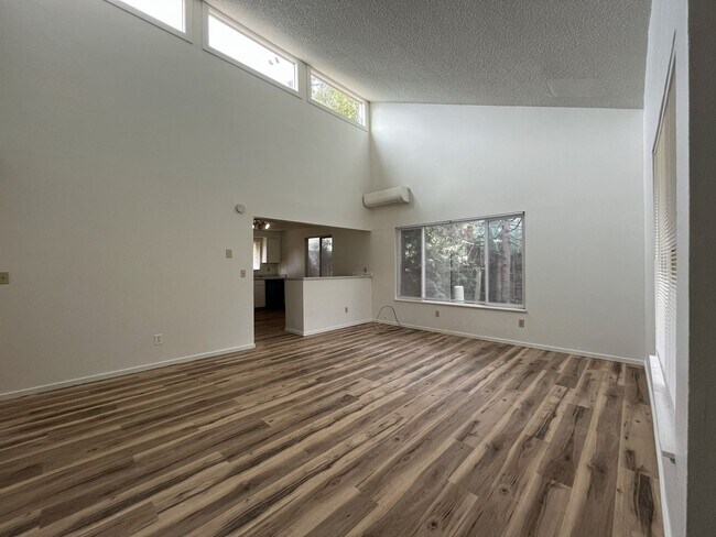 Building Photo - Spacious 3-Bedroom Home in Prime highly sought-after West Linn community