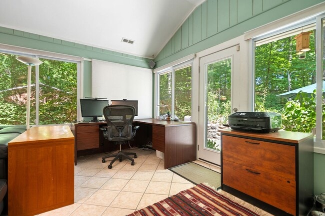Building Photo - Prestine mid-century modern ranch minutes from Southpoint!- Application Pending