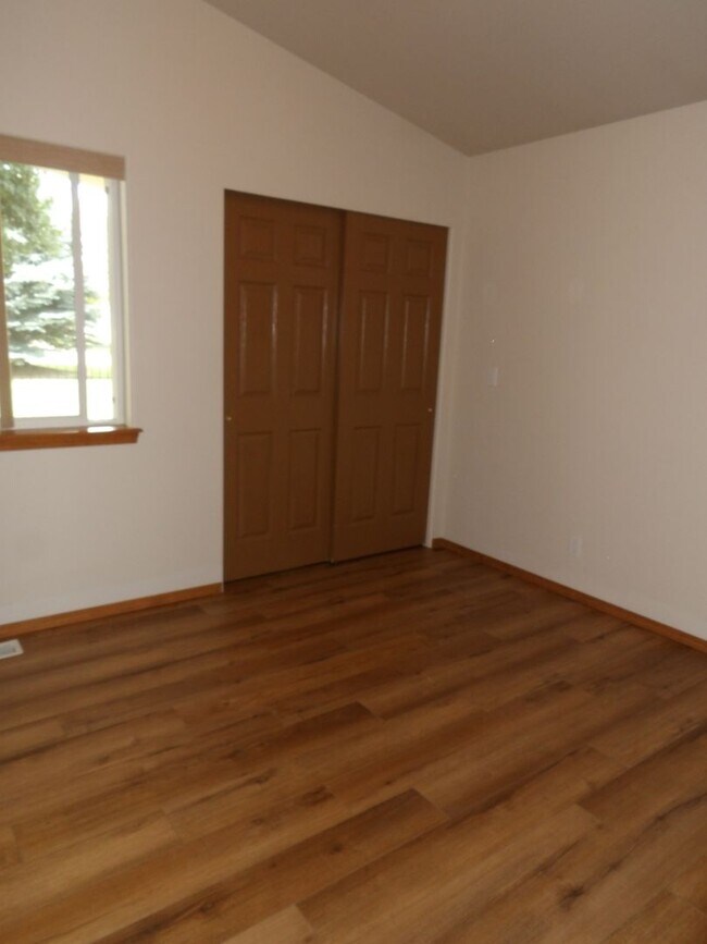 Building Photo - CDA Place Garden Home in Gated Community!