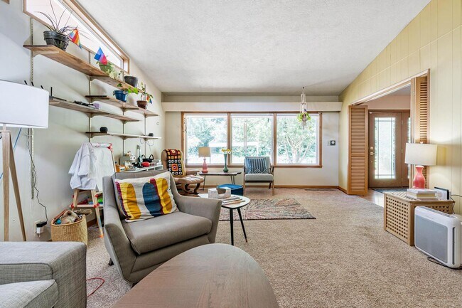 Building Photo - Charming 3-bdrm/2-bath Mid-Century ranch—A...