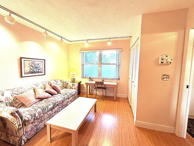 Building Photo - 3951 Via Poinciana