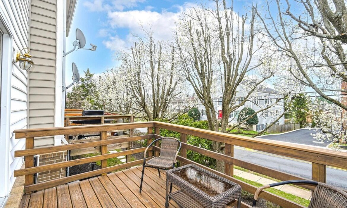 Building Photo - 203A Locust St SE