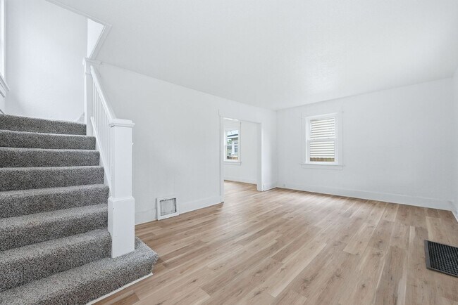 Building Photo - Updated 3BR with Fresh Finishes