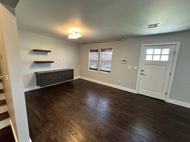 Building Photo - For Rent: Updated 3 Bed, 1.5 Bath Split-Le...