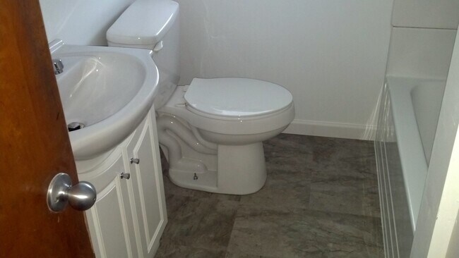 Building Photo - 3 Bedroom, 1 Bath Home with Hardwood Floors!