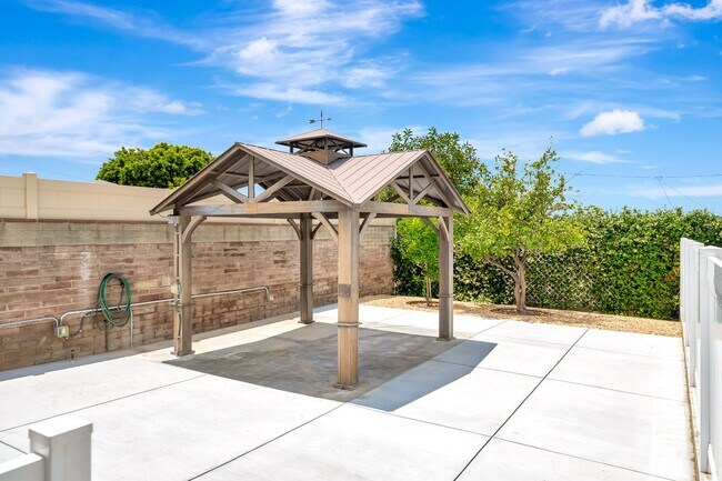 Building Photo - 10951 Whitegate Ave