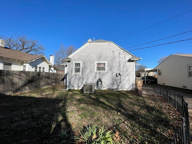 Building Photo - Updated 2 bedroom home