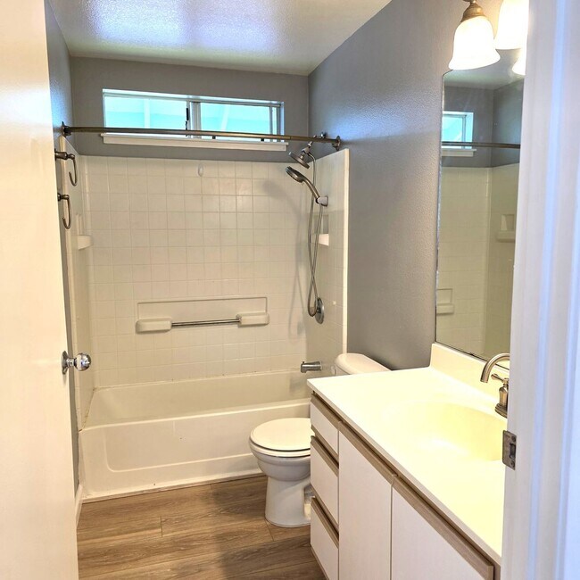 Building Photo - Crescent Lane Townhouse - 1 bedroom, 1 bath, 2 parking!