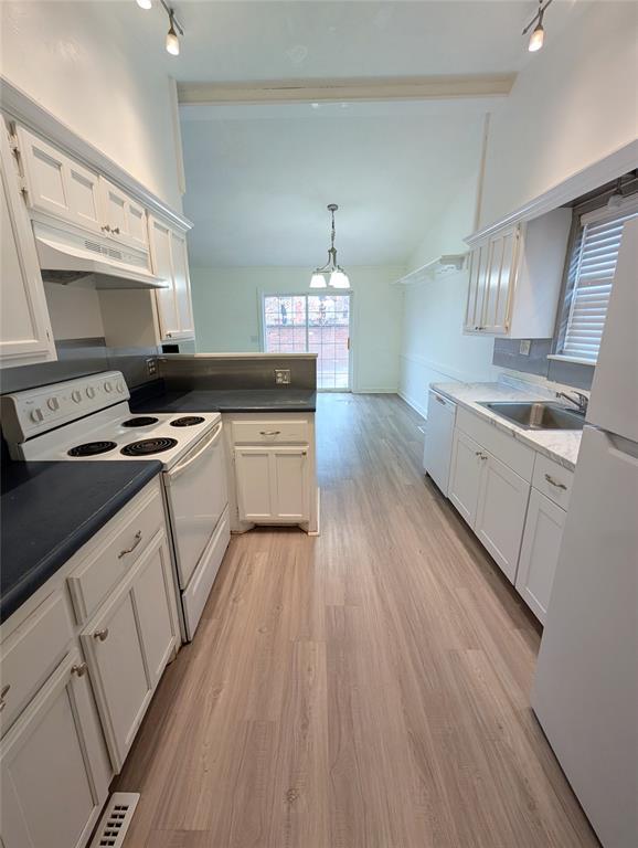 Building Photo - 3301 Oakbrook Dr