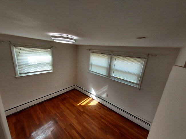 Building Photo - 368 Howard Dr