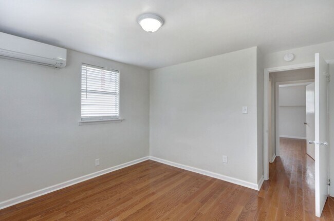 Building Photo - One block from Historic District - Renovated Two Bedroom