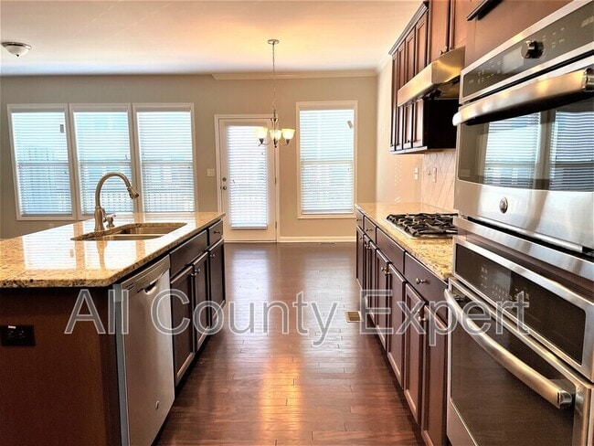 Building Photo - 912 Rose Way