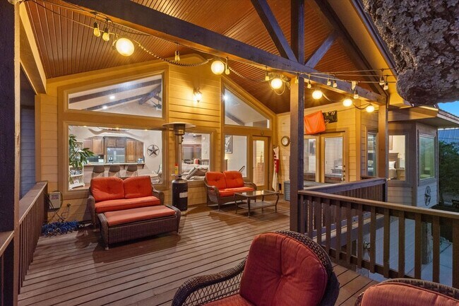 Building Photo - 785 Lake Forest