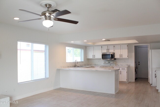 Building Photo - 7301 W Canterbury Dr